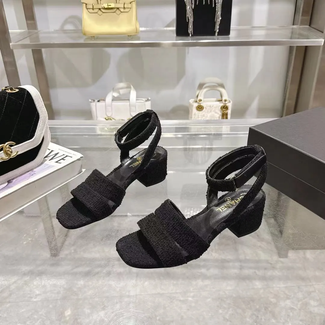 👟👟Ex-factory price 540👟👟 𝐂𝐇𝐀𝐍𝐄𝐋★Xiaoxiang New Spring and Summer Products Counter new sandals, electric embroidery Lingge’s classic elements that will never fade away 💋Showing unique dressing style, too beautiful to say anything, a must-have in summer... Upper: imported sheepskin/knitted fabric Lining: mixed sheepskin Heel height: 5cm Outsole: Italian leather outsole Shoe size: 35-39 (customized items of 40, 41 and 42 are not returnable or exchangeable)